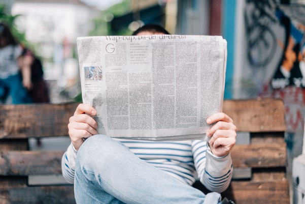 roman-kraft-_Zua2hyvTBk-unsplash man reading newspaper